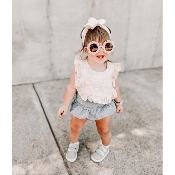 Ali + Oli | Kids Flower Power Sunglasses in Pink - Picture 3 of 6